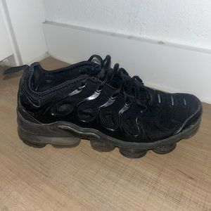 Vapormaxes dirty but just need a deep cleaning flat at botton just need air
